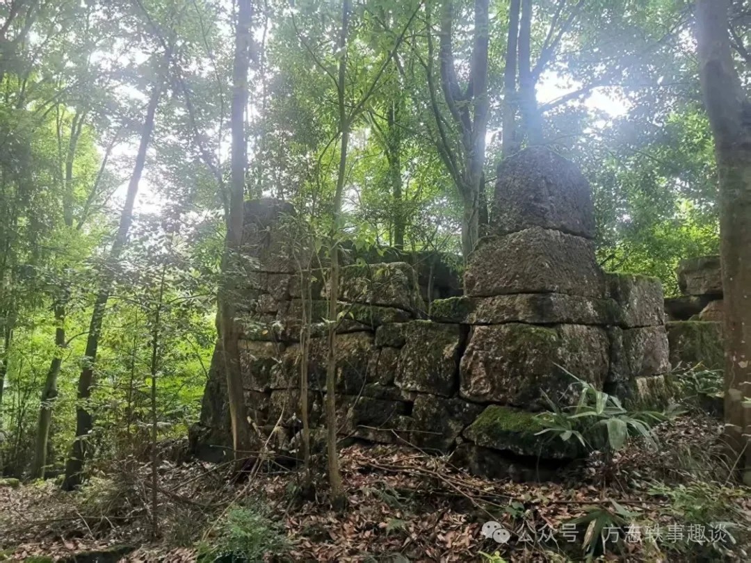 遵义新蒲：白石山腰有“碉堡”