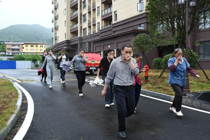 平安道真 ｜ 道真开展高层建筑灭火救援联合实战演练